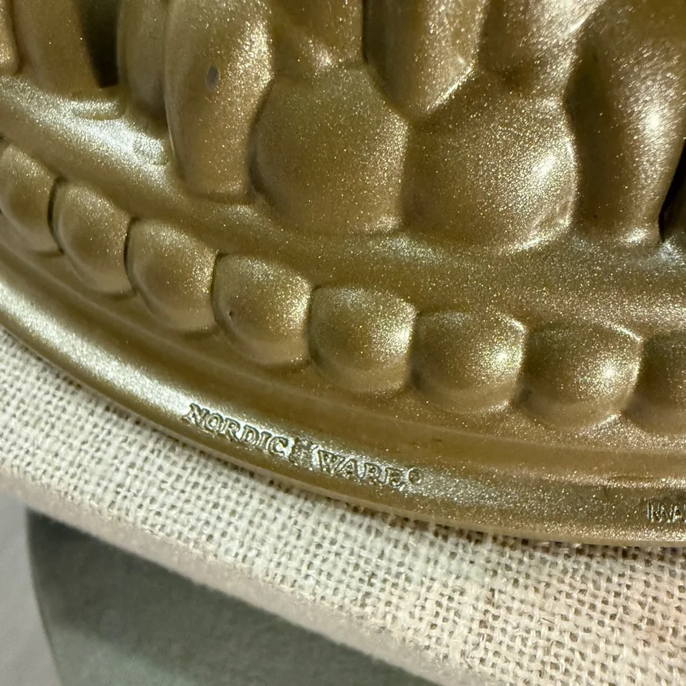 Nordic Ware Gold‎ Peaks Cake Mold collectors gold beautiful kitchen tool new